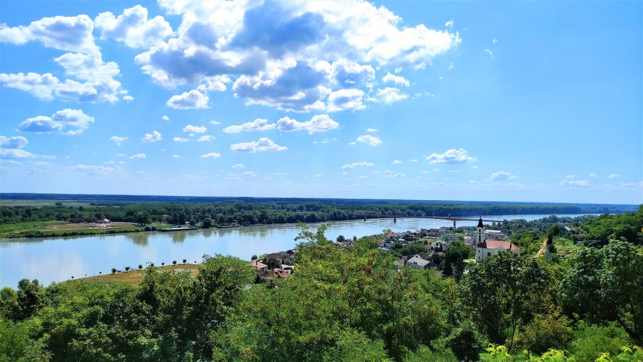vista sul Danubio tra Croazia, Ungheria e Serbia dal monumento alla Battaglia di Batina