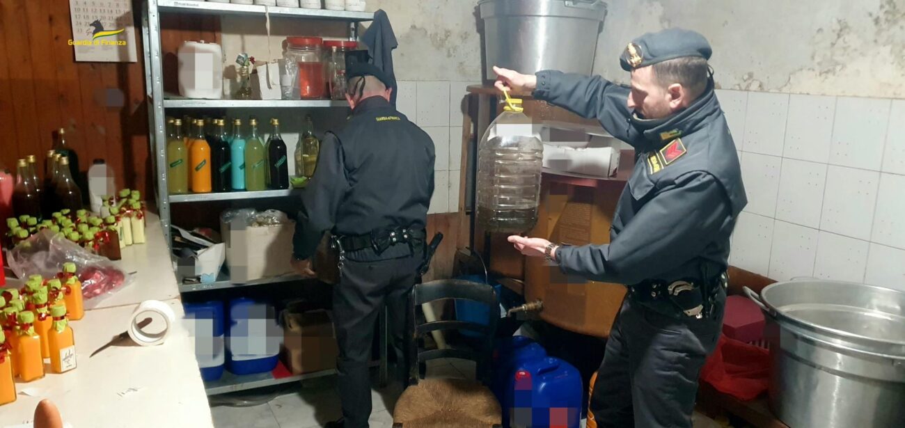 Sequestrati 1.000 litri di alcol e liquori clandestini in provincia di Salerno angri guardia di finanza