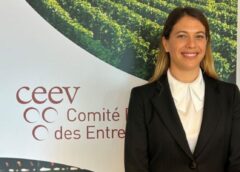 Marzia Varvaglione presidente CEEV - Comité Vins da Manduria a Bruxelles Prima donna ad occupare questo incarico. Ma i record sono due è anche la più giovane